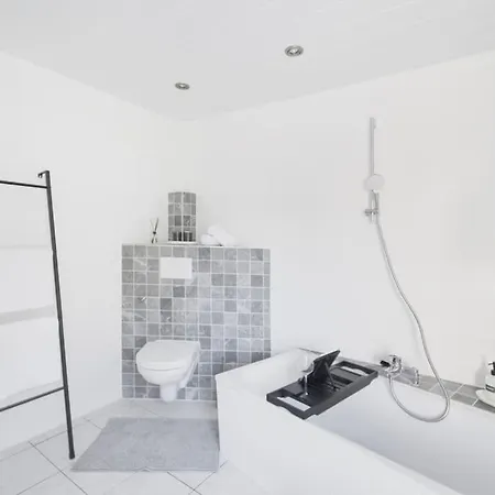 Apartment Quiet 2-room With Separate Entrance *