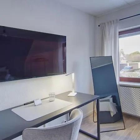 Apartment Quiet 2-room With Separate Entrance *
