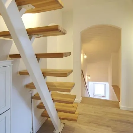 Quiet 2-room With Separate Entrance