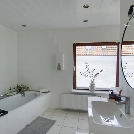 Quiet 2-room With Separate Entrance *